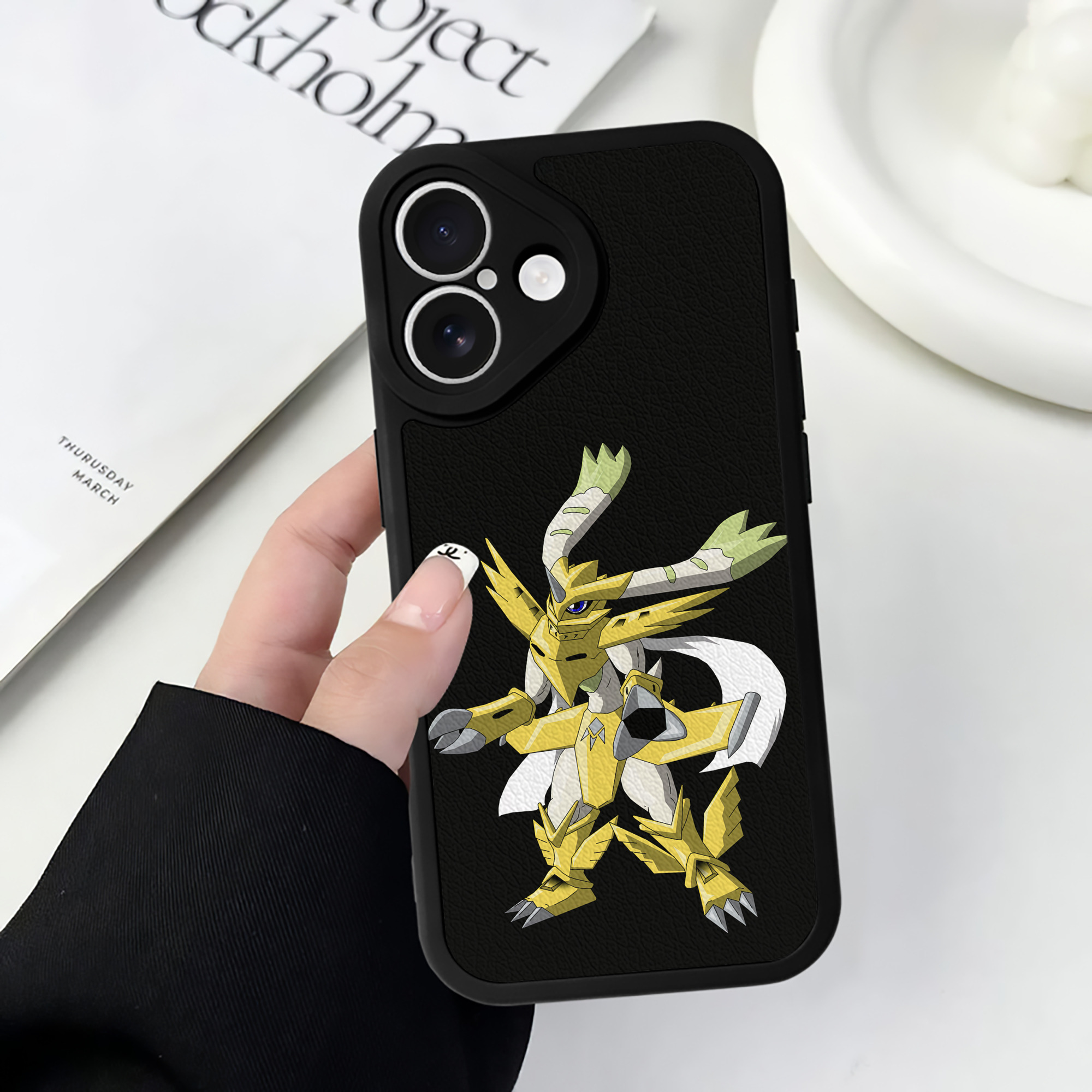 （画像用） Digimon デジタルモンスター/デジモン 【iPhone 16シリーズ対応】シリコンスマホケース（レザー調） 材質：シリコン